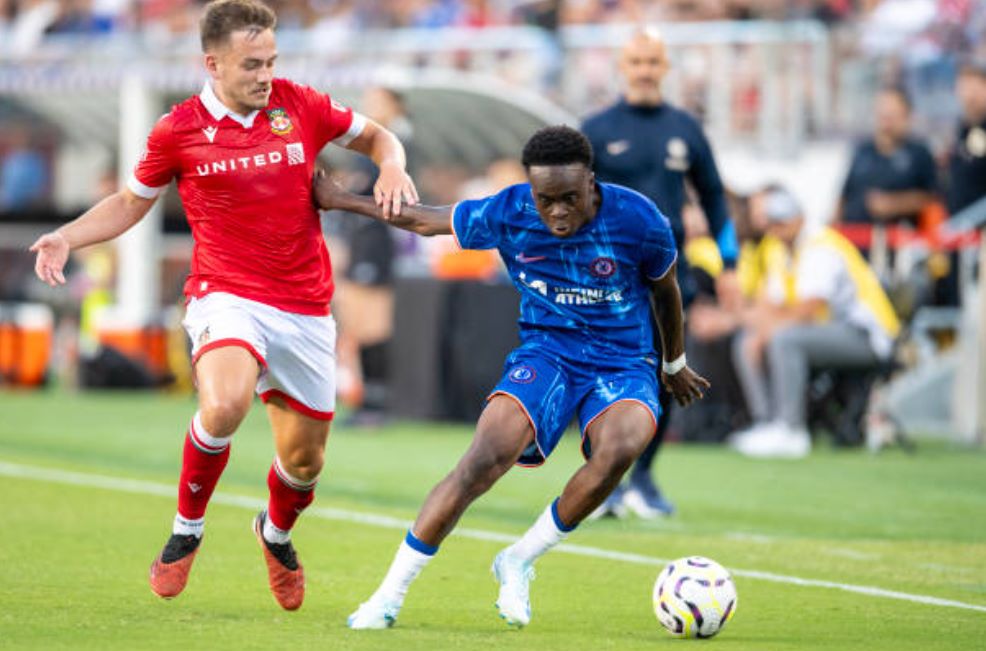 Wrexham (áo đỏ) gây nhiều khó khăn cho Chelsea (áo xanh).
